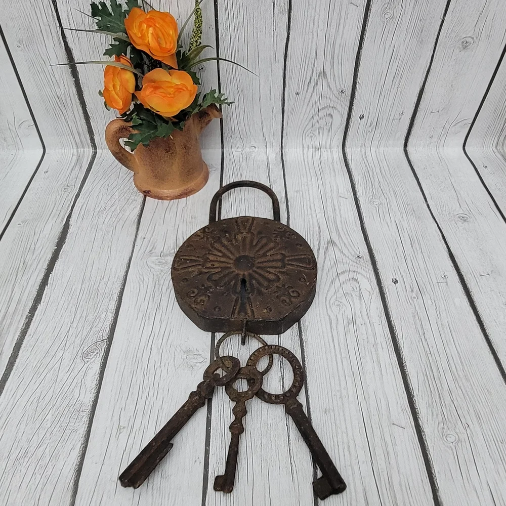 Vintage Metal Key Wall Decor